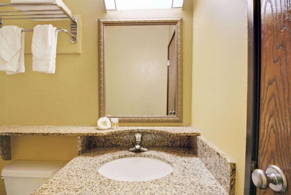 Days Inn by Wyndham Torrington image 10