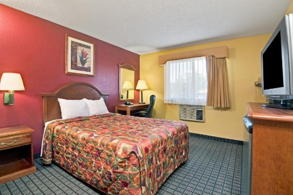 Days Inn by Wyndham Torrington image 20