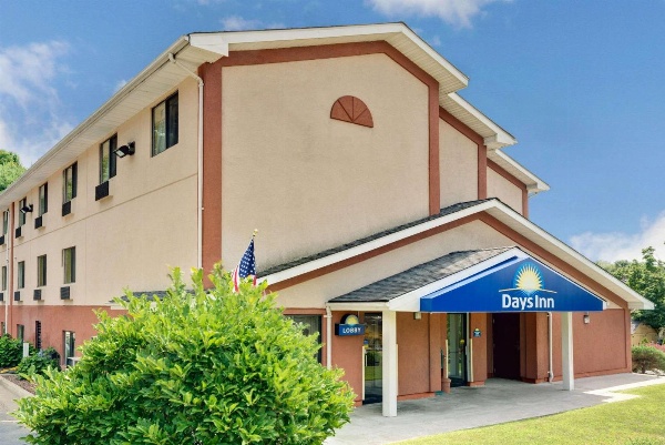 Days Inn by Wyndham Torrington image 4